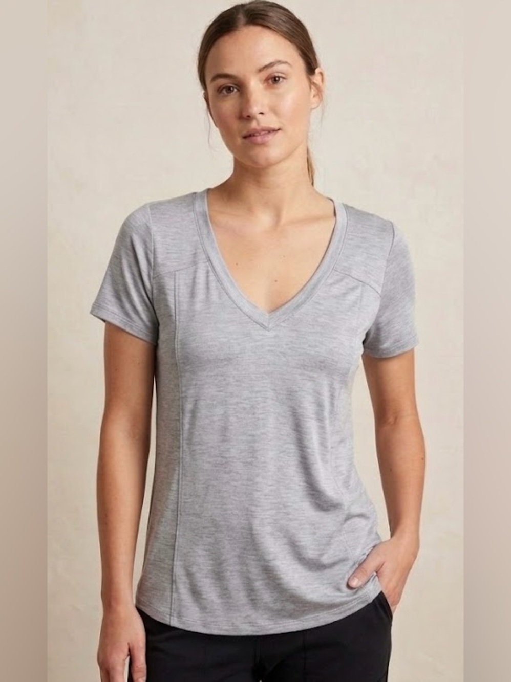 Lizzie's Boutique Light Gray Deep V-Neck Tee Size Medium